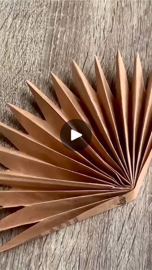 Paper Palm Leaves Diy, Décor Table, Paper Craft Ideas, Brown Paper, Paper Quilling, Palm Leaves, Family Reunion, Paper Crafts Diy, Diy Paper