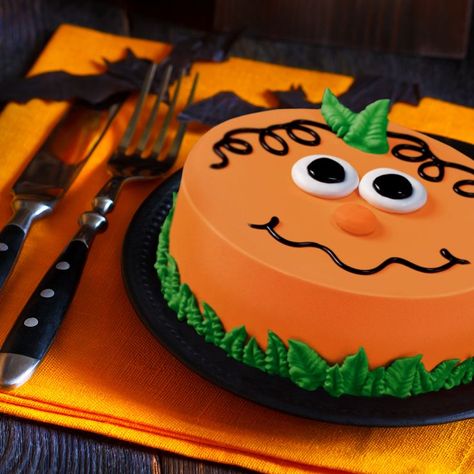 Celebrate fall with a seasonally designed DAIRY QUEEN Cake! Get creative and design yours online at DQCakes.com for your next party! #pumpkin #jackolantern #cakes #easy #delicious (scheduled via http://www.tailwindapp.com?utm_source=pinterest&utm_medium=twpin) Dairy Queen Cake, Halloween Pumpkin Cake, Torte Creative, Dessert Halloween, Halloween Cake Decorating, Fall Cake, Thanksgiving Cakes, Torte Cupcake, Halloween Baking