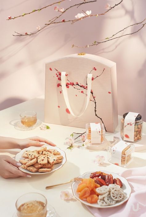 Aesthetic Still Life Photography, Aesthetic Still Life, Packaging Aesthetic, Lunar New Year Gift, New Year's Drinks, Chinese Cake, Chinese New Year Food, Tet Holiday, Festival Food