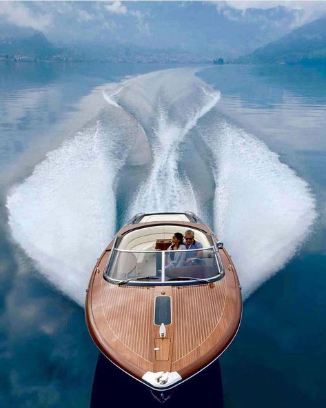 Riva Yachts, Wooden Speed Boats, Riva Boat, Speed Boat, Cool Boats, Canoe Trip, Yacht Life, Wood Boats, Foto Tips