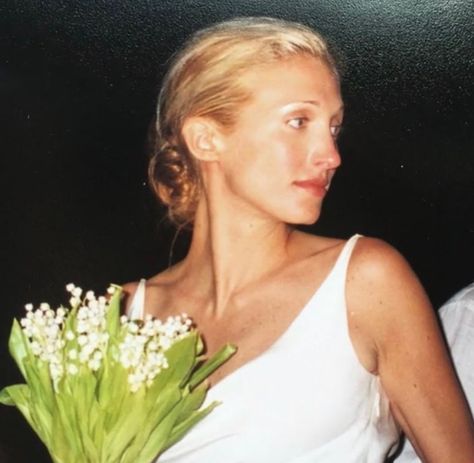 Carolyn Bessette Wedding Dress, Carolyn Bessette Wedding, Carolyn Bessette, Genesis 2, Jfk Jr, Lily Of The Valley, Designer Wedding Dresses, Celebrity Weddings, The Well