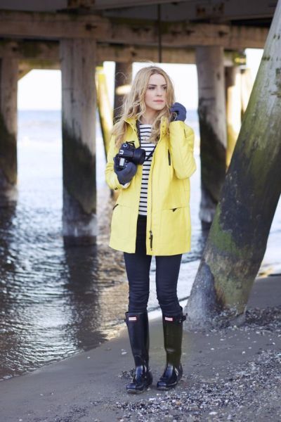 20 Rainy Day Outfit Ideas | StyleCaster Cute Rain Outfits, Parka Outfit, Rain Outfit, Rainy Day Fashion, Hunter Boot, Winter Outfits Cold, Boating Outfit, Ranveer Singh, Yellow Jacket