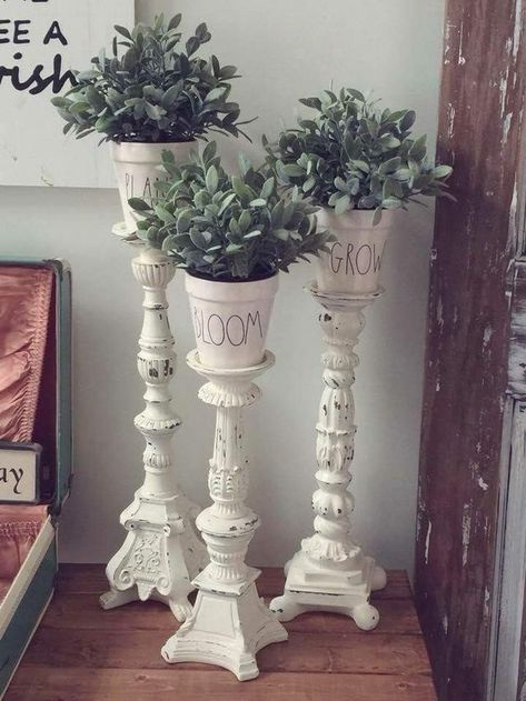 Shabby Chic Candlesticks, Styl Shabby Chic, Style Shabby Chic, Deco Originale, Shabby Chic Kitchen, Chic Kitchen, Deco Floral, Decor Guide, New Home Decor