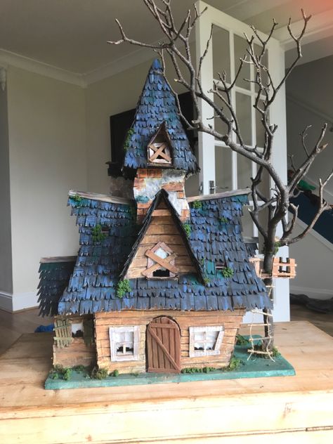 Diy 3d House Cardboard, Cardboard Halloween House Diy, Haunted House Model Diy, Clay Haunted House Diy, Halloween Cardboard House, Diy Haunted House Decor, Diy Cardboard Haunted House, Cardboard Halloween House, Cardboard Fence