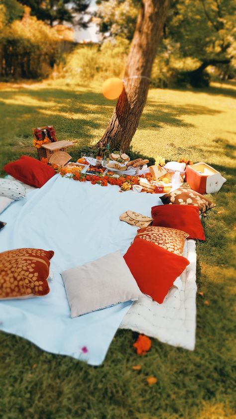 Orange scheme picnic set up Orange Themed Picnic, Orange Picnic Aesthetic, Picnic Pillow Set Up, Fall Picnic Setup, Romantic Picnic Set Up, Picnic Decorations Ideas Simple, Halloween Picnic Ideas, Picnic Set Up Ideas Romantic, Diy Picnic Set Up