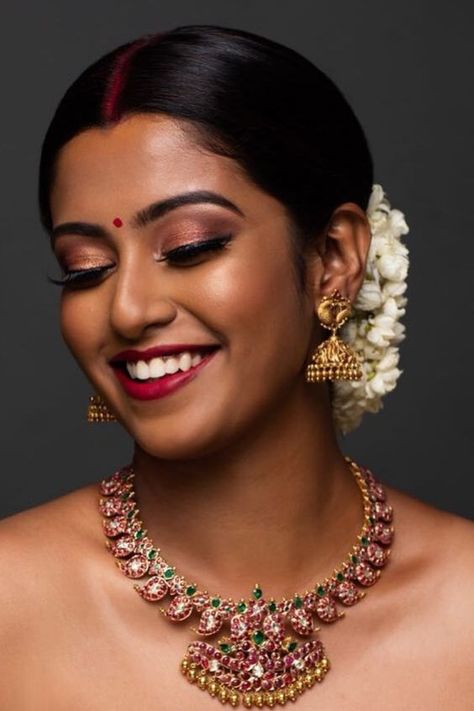 Elegant Wedding Hairstyles 2024: 19 Trends for Women - Bridal Updos, Braids, and More Indian Eye Makeup, South Indian Makeup, Indian Skin Makeup, Simple Bridal Makeup, Bollywood Makeup, Indian Wedding Makeup, Indian Bride Makeup, Bridal Makeup Images, Engagement Makeup