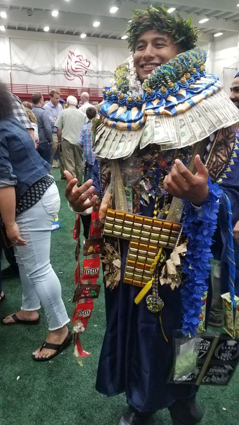 Lei Ideas For Graduation, Tongan Culture, Lei Ideas, Graduation Leis Diy, Candy Lei, 5th Grade Graduation, Graduation Money Gifts, Boy Graduation, Graduation Money