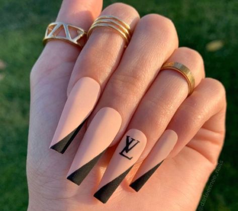 Louis Vuitton Nails, Gucci Nails, Drip Nails, Edgy Nails, Nails Design With Rhinestones, Glow Nails, Fall Acrylic Nails, White Nail Designs, White Nail