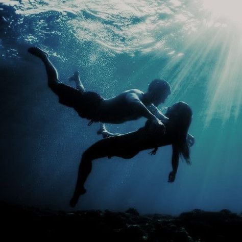 Zodiac Academy The Awakening, Underwater Kiss, Zodiac Academy, Water Aesthetic, The Awakening, Travis Fimmel, Poses References, Under Water, Deep Water