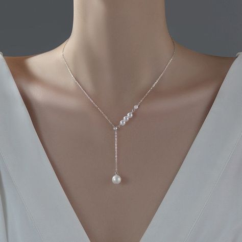 Necklace Design Ideas, Simple Elegant Jewelry, Charm Necklace Diy, Bridal Necklaces, Simple Beaded Necklaces, Simple Pearl Necklace, Jewelry Product Shots, Bridal Necklace Designs, Necklace Inspiration