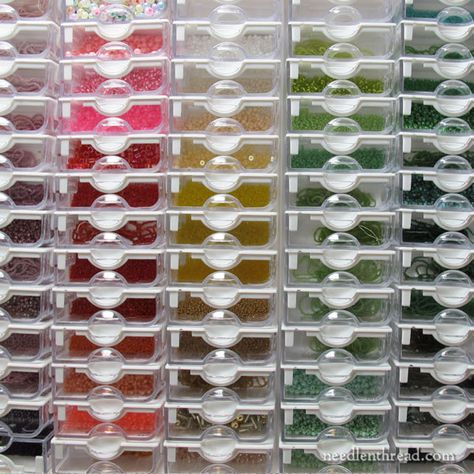 Beading Storage, Art Containers, Organizing Beads, Organized Craft Space, Stitch Things, Jewelry Tutorials Free, Craft Room Tables, Diamond Dots, Diamond Dotz