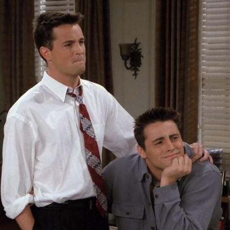 Chandler Bing Joey Tribbiani, Joey And Chandler, Chandler Friends, Joey Chandler, Joey Friends, Kaptan Jack Sparrow, Friends Scenes, Friends Poster, Friends Cast