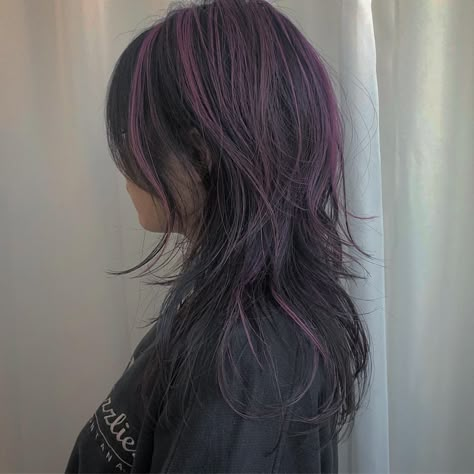 Brown Hair W Purple Highlights, Dark Purple Layered Hair, Dark Brown Purple Highlights, Wolfcut Purple Highlights, Purple In Dark Hair, Purple Hair Highlights Wolfcut, Wolf Cut Purple Highlights, Light Purple Highlights Black Hair, Dark Purple With Light Purple Highlights