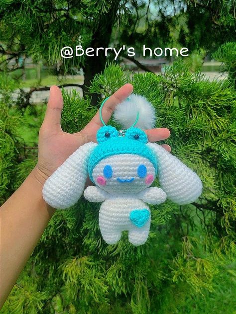 Crochet Cinnamoroll Keychain, Crochet Cinnamon Roll Sanrio Free Pattern, Cinnamoroll Crochet Pattern Free, Crochet Cinnamoroll, Cinnamoroll Keychain, Crochet Diy Tutorial, Tank Top Pattern, Crochet Baby Toys, Crochet Inspo