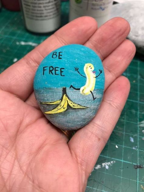 Funny Rock, Diy Rock Art, Rock Painting Ideas, Painted Rocks Diy, Rock Painting Ideas Easy, Rock Painting Patterns, Rock Painting Designs, Rock Painting Art, Dessin Adorable