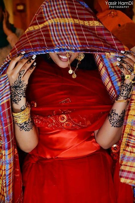 #Sudanese #bride with #henna in #Jirtig : #Traditional #Sudanese #Wedding Sudan Wedding, Sudanese Art, Sudan Culture, Sudanese Bride, Sudanese Clothing, Sudanese Wedding, Sudanese Henna, Bride Henna, Dramatic Wedding Makeup