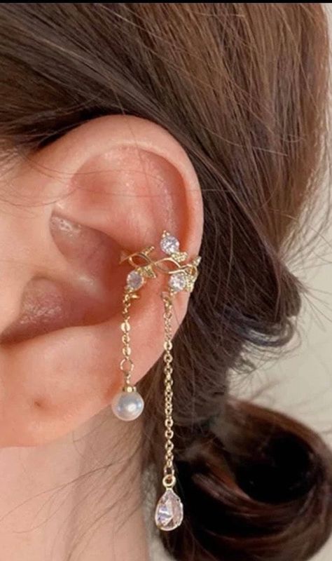 Gorgeous cuff perfectly slips on the top area of your ear.  Two pieces Earrings That Go Up Your Ear, Drop Down Earrings, Earrings Cuffs, Stylish Jewelry Accessories, Piercing Inspiration, Ear Cuff Gold, Diy Earrings Easy, Ear Cuff Earrings, Jewelry Tattoo