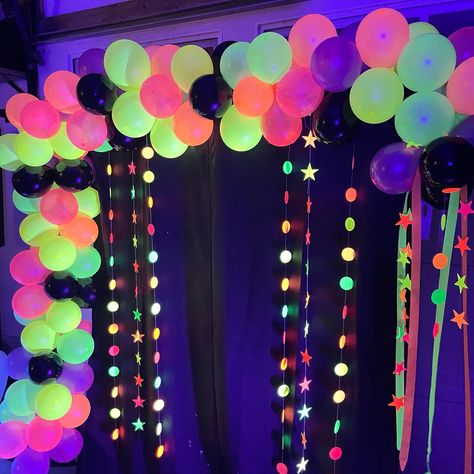 Glow In The Dark Balloons Diy, Glow Party Picture Backdrop, Neon Party Photo Backdrop, Glow In The Dark Masquerade Party, Glow In The Dark Party Backdrop, Glow Balloons Decorations, Glow In The Dark Photo Backdrop, Glow In The Dark Hoco Ideas, Glow In The Dark Homecoming Theme