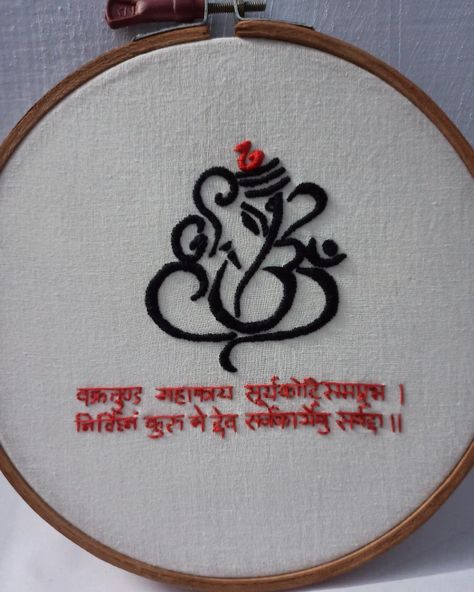 Ganesha Embroidery Design, Ganesh Embroidery Design, God Embroidery Designs, Ganesh Embroidery, Diy Jewelry Holder Frame, God Embroidery, Aari Motif, Handkerchief Embroidery, Embroidery Samples