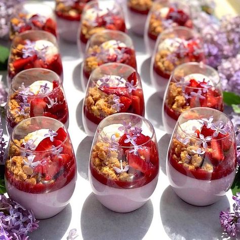 Strawberry Gelee, Almond Crumble, Macerated Strawberries, Sweet Buffet, Dessert Cups Recipes, Chocolate Work, Gourmet Desserts, Healthy Food Dishes, Fancy Desserts