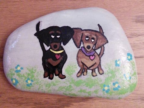 Dachshund Rock Painting, Painted River Rocks, Dog Rocks, Painted Rocks Kids, Painted Rocks Craft, Happy Stones, Painted Rock Ideas, Painted Rocks Diy, Hand Painted Stones