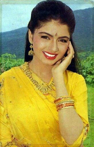 Bhagyashree in "Qaid Mein Hai Bulbul" 1992. Isn't she cute?❤ Bhagyashree Patwardhan, Neelam Kothari, 90s Actresses, Katrina Kaif Photo, Indian Woman, Vintage Bollywood, Indian Bollywood, Bollywood Actors, Bollywood Stars