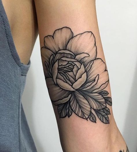 Texture, technique, line work, and placement Blackwork Floral Tattoo, Whip Shading Tattoo, Blackwork Floral, Shading Tattoo, Peonies Tattoo, Floral Tattoo Design, Tattoo Feminina, Tattoo Love, Trendy Tattoos