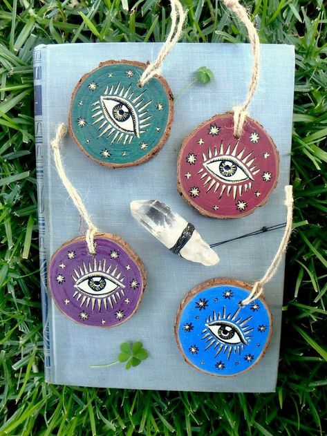 Evil Eye Christmas Tree, Spiritual Christmas Decor, Evil Eye Christmas Ornament, Scrap Wood Painting, Small Wood Circle Crafts, Evil Eye Ornament, Small Wood Painting Ideas, Wood Circle Art, Hand Painted Wood Slices