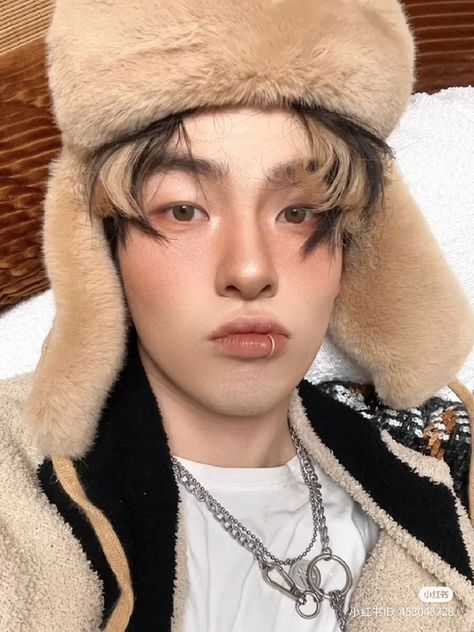 K Pop Male Makeup, Douyin Boy Makeup, Douyin Makeup Men, Caressing Face Reference, Male Douyin Makeup, Korean Men Makeup, Korean Male Hairstyles, Kpop Male Makeup, Korean Boy Makeup