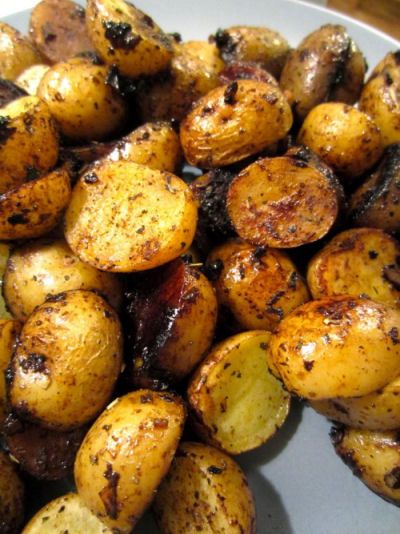 Balsamic Roasted Potatoes From The Lazy Cook Meal Courses, Cooking Potatoes, Potato Dishes, Side Recipes, Roasted Potatoes, Veggie Dishes, Yummy Sides, Vegetable Dishes, Potato Recipes