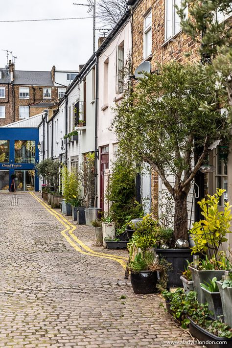 This guide to the best London mews will show you London mews house highlights, Kynance Mews, London, and other great mews streets. These are some of the best places in London to live. #london #mews Notting Hill House, Houses Styles, Best Places In London, Architectural Aesthetic, Places In London, London Sights, Notting Hill London, London Guide, Mews House