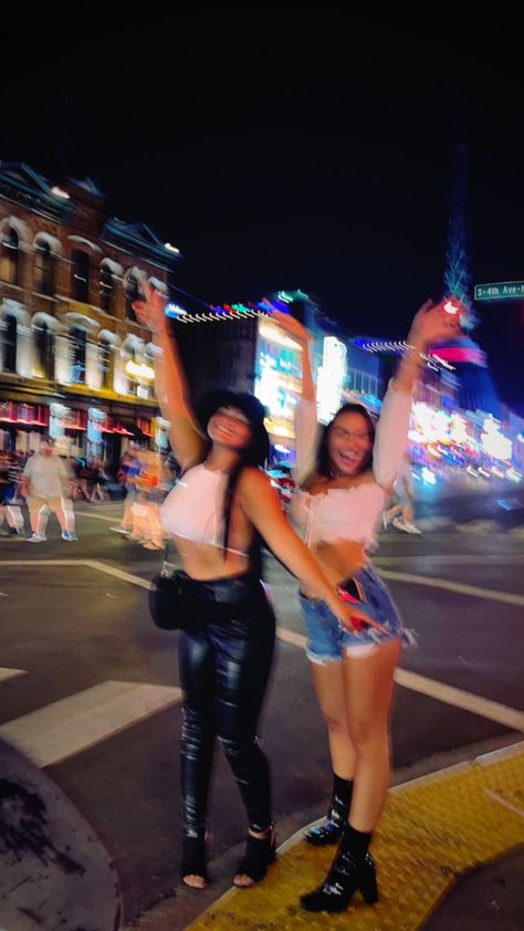 Nashville Ig Pics, Insta Photo Ideas Nashville, Nashville Tennessee Instagram Pics, Nashville Tennessee Picture Ideas, Nashville Spring Break, Summer In Nashville Outfits, Nashville Picture Ideas With Friends, Tennessee Picture Ideas, Nashville Aesthetic Outfits