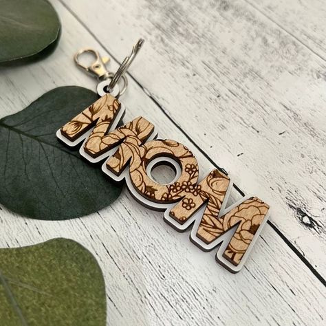 Discover creative engraving ideas for personalized gifts like mom keychains using advanced laser engraving techniques that make every gift special. Mother’s Day Laser Cut Ideas, Wooden Keychain Ideas, Xtool M1 Project Ideas, Laser Cut Gift Ideas, Wecreat Vision, Mom Letters, Diy Laser Engraver, Glowforge Ideas, Wooden Work