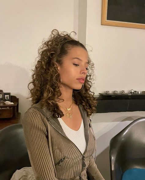 Zaargoedemans Outfits, Curly Hair Professional Hairstyles, Outfits For Curly Hair, Curly Girl Outfits, Curly Hair Outfits, Curly Hair Inspo Hairstyles, Cool Curly Hairstyles, Curly Aesthetic, Curly Hair Cut