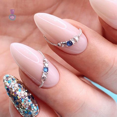 Nails With Stones Ideas, Nail Charm Designs Simple, Cristal Nails Design, Nails Jewels Design, Nail Stone Design Rhinestones, Nail Design With Gems, Nail Gem Placement Ideas, Nail Art With Stones, Nail Ideas With Gems