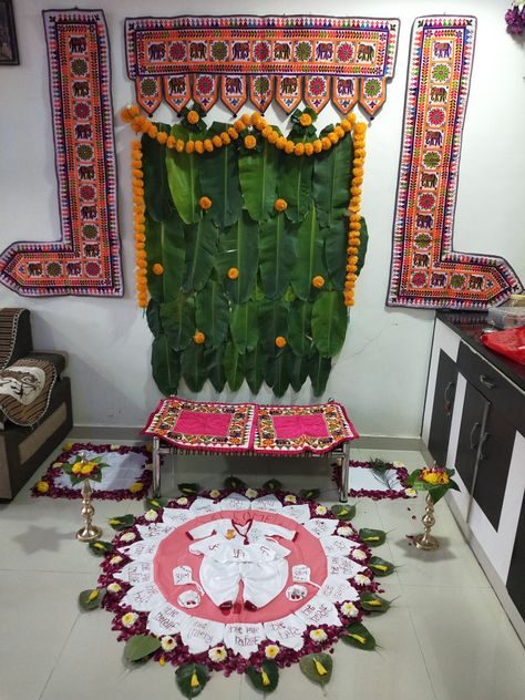 Chathi Clothes Baby Boy Decoration, 6thi Decoration Baby Boy, Chatthi Ceremony Clothes, Chathi Decoration Godadi, Chhathi Decoration Ideas, Baby Chatti Decorations, Chhathi Decoration For Baby Girl, 6atthi Decoration, Chathi Decoration Ideas At Home