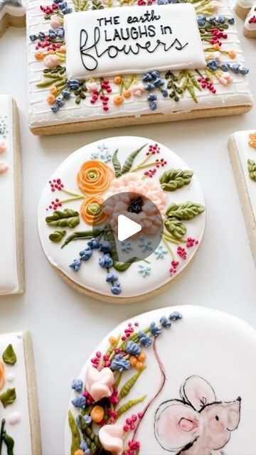 Tiny Royal Icing Flowers, Easy Royal Icing Flowers, Wet On Wet Floral Cookies, How To Make Royal Icing Flowers On Cookies, Beautiful Cookies Decorated, Royal Icing Florals, Piping Royal Icing Flowers, Royal Icing Flower Tutorial Videos, Edible Flower Cookies