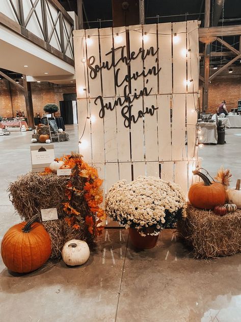 Fall Vendor Market, Fall Photobooth Idea, Fall Market Display, Fall Craft Show Booth Display Ideas, Fall Festival Photo Op, Fall Craft Show Displays, Fall Festival Backdrop Ideas, Fall Pop Up Shop Ideas, Fall Vendor Booth