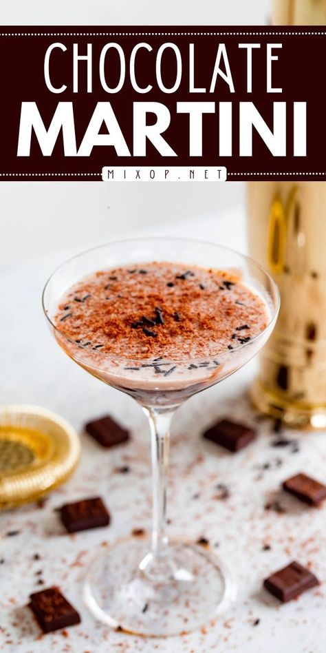 A holiday drink recipe with vodka! Creamy and decadent, rich and boozy, this simple chocolate martini is an easy Christmas cocktail you'll surely love. Enjoy this flavored martini as an alcoholic drink for New Year's Eve, too! Easy Christmas Drink Recipes, Christmas Drinks For Adults, Christmas Party Drink Ideas, Alcoholic Holiday Drinks, Easy Christmas Cocktail, Fun Christmas Cocktails, Christmas Themed Drinks, Easy Christmas Drinks, Easy Christmas Cocktails