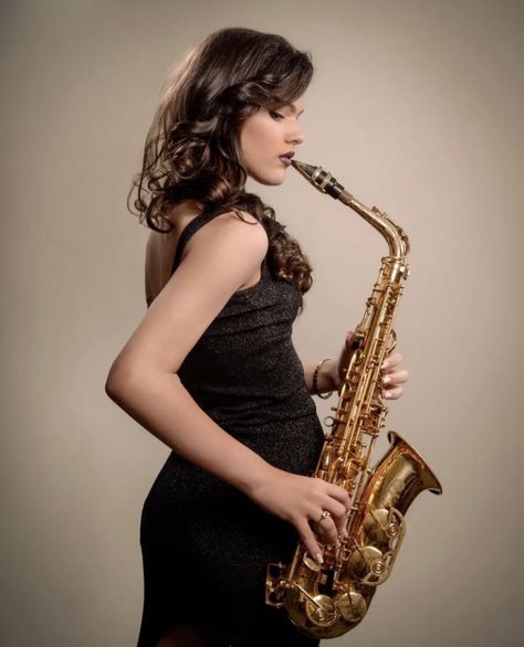 Poses With Saxophone, Saxophone Player, Saxophone Aesthetic, Saxophone Players, Tenor Saxophone, Band Pictures, Senior Photoshoot, Women In Music, Portrait Poses