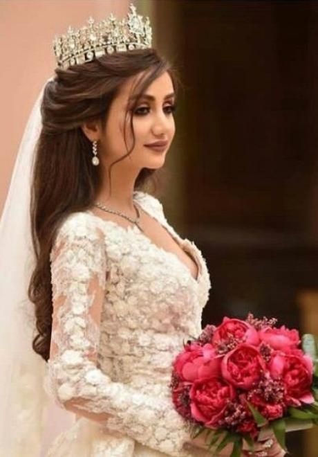 Bridal Hairstyles with Veils and Tiaras Bridal Hairstyles With Crown, Crown And Veil, Wedding Hairstyles With Crown, Hairstyles With Crown, Crown Ideas, Bridal Hair Veil, Bridal Makeover, Bridal Hair Buns, Elegant Wedding Hair