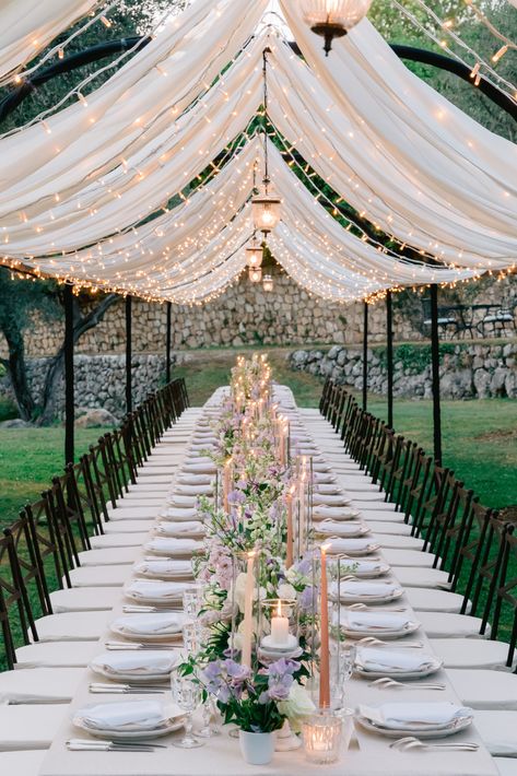 Wedding table settings with candles, lights and flowers, during a wedding in Chateau Saint Martin on the French Riviera. Wedding King's Table, Simple French Wedding, French Riviera Wedding Theme, Table Settings With Candles, French Wedding Aesthetic, Table Setup Wedding, Ideas Cena, French Style Wedding, Event Lounge