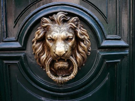 Lion Door Knocker Tattoo, Lion Door Knocker, Lion Statue, Door Knobs And Knockers, Groove Metal, Ancient Greek Sculpture, Greek Tattoos, Rose Bleu, Thrash Metal