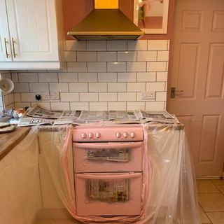 Pink Stove Range, Painted Oven, 1950s Kitchen Inspiration, Painted Microwave, Painted Stove, Upcycling Ideas For The Home, Painted Kitchen Appliances, Kitsch Kitchen, Upcycled Kitchen