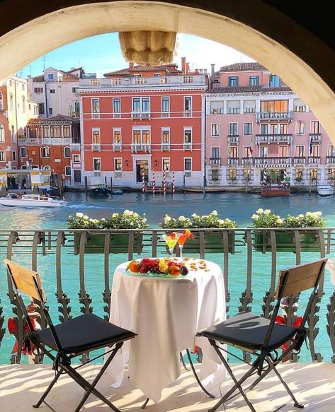 Table with a view 🥂 ~ Hotel Palazzo Barbarigo, Venice, Italy. Instagram Italy, Beautiful Resorts, Elegant Life, Venice Hotels, Holiday Tips, Italy Hotels, Vacation Inspiration, Montepulciano, Grand Canal