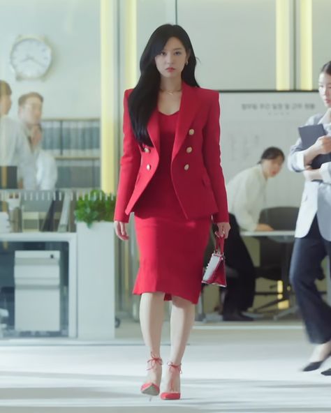 Hong Hae-in's outfits in 'Queen of Tears' is a masterclass in power dressing Queen Of Tears Hong Hae In Outfit, Kim Ji Won Outfit Queen Of Tears, Hong Haein Queen Of Tears Outfits, Queen Of Tears Fashion, Queen Of Tears Kim Ji Won, Queen Of Tears Haein, Hae In Outfit, Chaebol Outfit, Queen Of Tears Outfits Kdrama