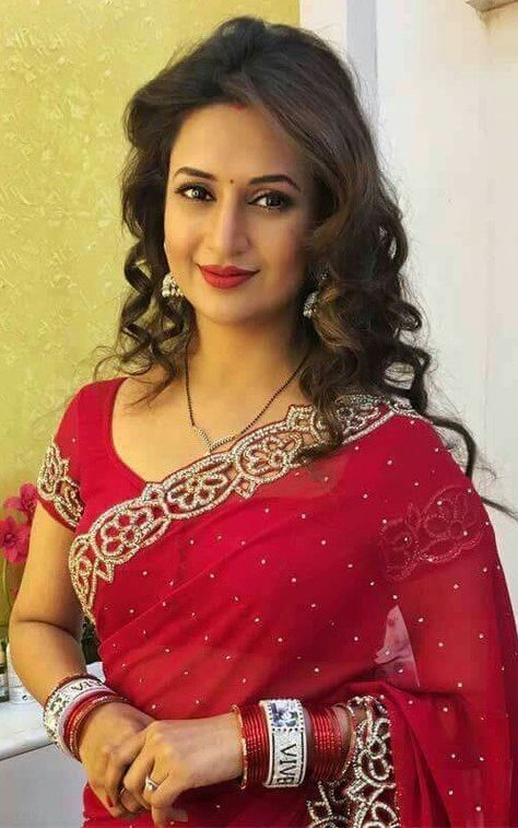 indian mangalsutras Divyanka Tripathi Saree, Divyanka Tripathi, Married Women, Saree Fashion, Indian Fashion Saree, Designer Blouses, Bollywood Girls, Nalu, Beautiful Saree