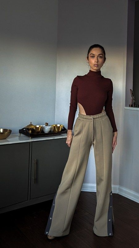 Maroon Turtleneck Outfit, Maroon Wide Leg Pants Outfit, Maroon Bodysuit Outfit, Wide Leg Khaki Pants Outfit, Wide Leg Trousers Outfit Classy, Leg Trousers Outfit, Maroon Turtleneck, Wide Leg Trousers Outfit, Maroon Bodysuit