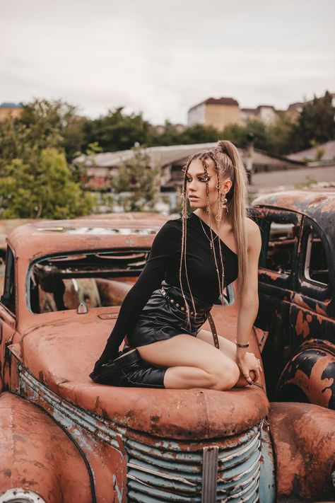 Junkyard Photoshoot Fashion, Junkyard Photoshoot, Outdoor Architecture, Girl Car, Modeling Photography, Fantasy Photography, Photo Story, Car Girls, Birthday Photoshoot