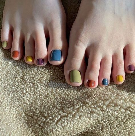 Fun Toenail Colors, Nail Feet Design Summer, Light Colour Nail Polish, Multi Colored Pedicure, Multi Color Pedicure, Multicolored Toenails, Pedicure Ideas Colors, Colorful Pedicure Designs, Cute Simple Pedicure Ideas